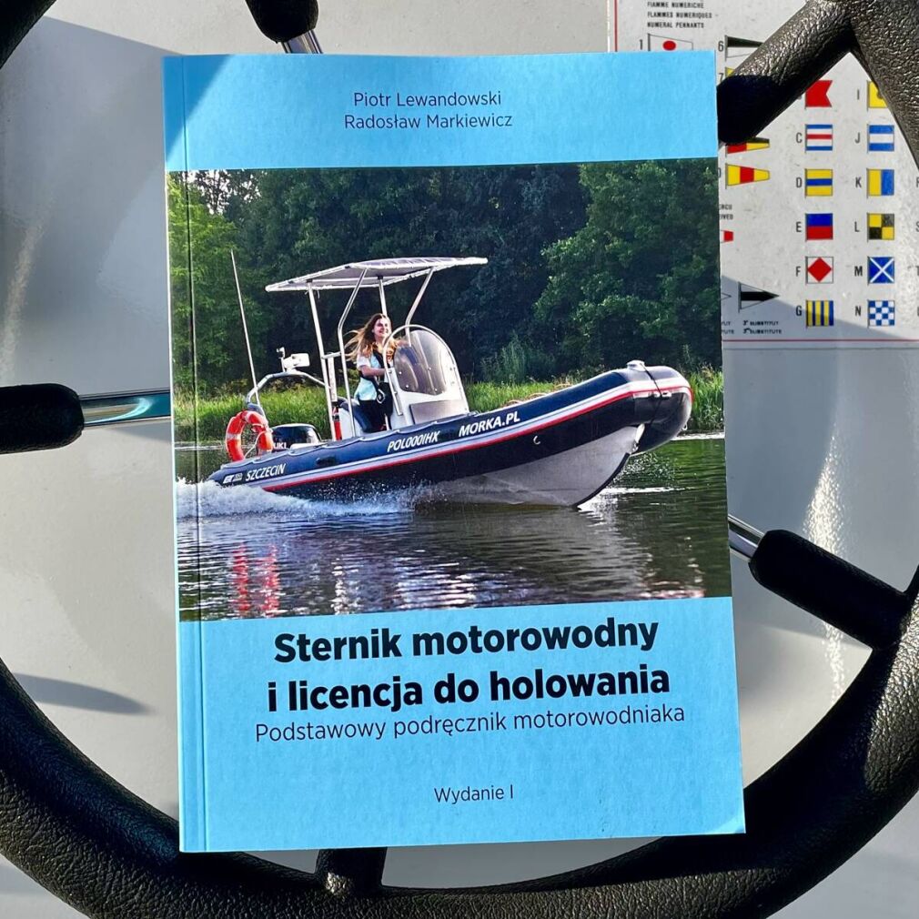 Sternik motorowodny i licencja do holowania - podstawowy podręcznik motorowodniaka